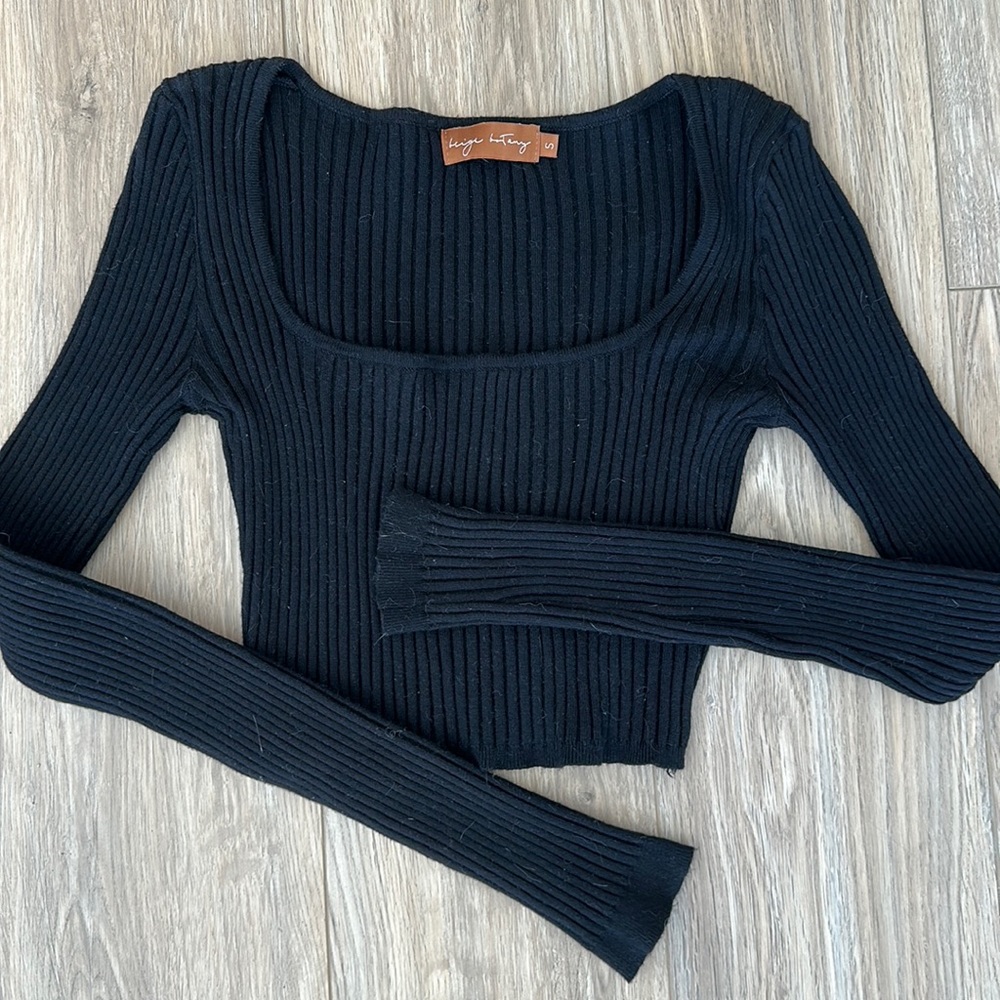 ribbed black longlseeve crop top